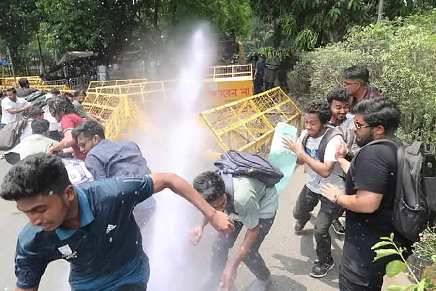 ছাত্রদের উপর পুলিশের লাঠিচার্জ, ইউনুসের বাসভবন ঘেরাওয়ের চেষ্টা ব্যর্থ