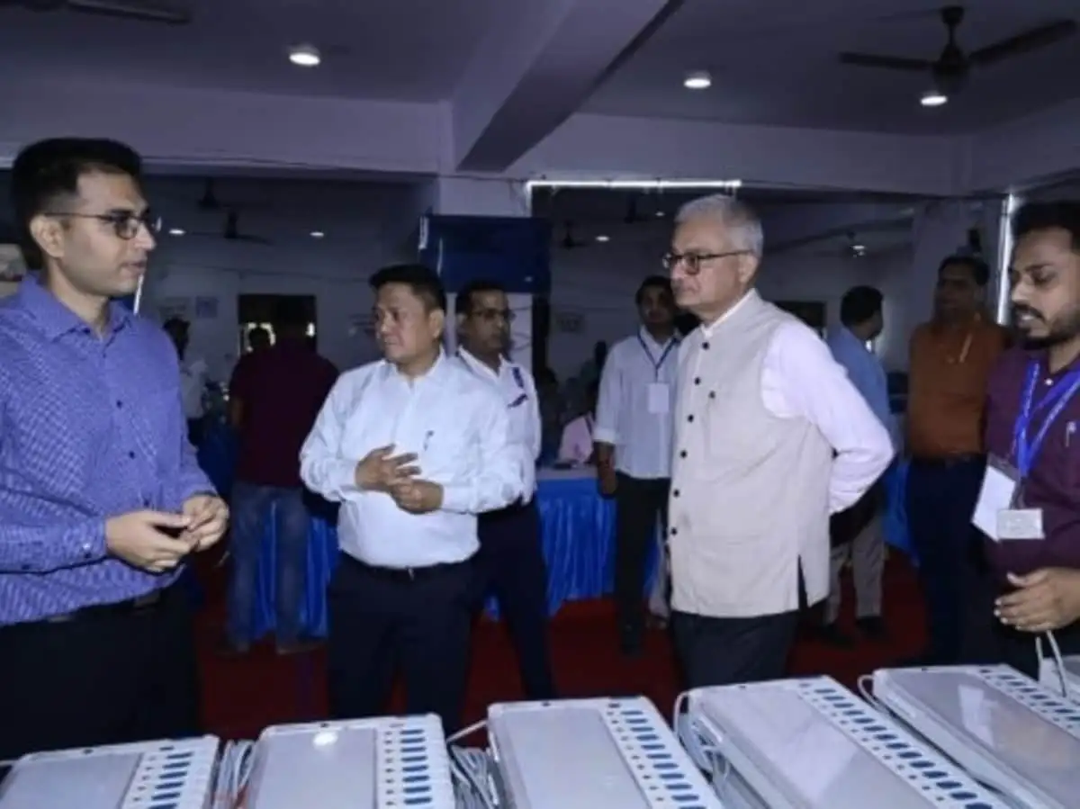बिहार चुनाव की तैयारियाँ: चुनाव आयुक्त ने मोतिहारी में EVM केंद्र का दौरा किया।