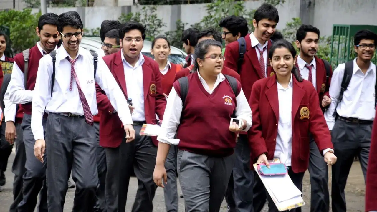 सीबीएसई बोर्डाच्या परीक्षा वर्षातून दोन वेळा होणार, २०२६ पासून लागू.