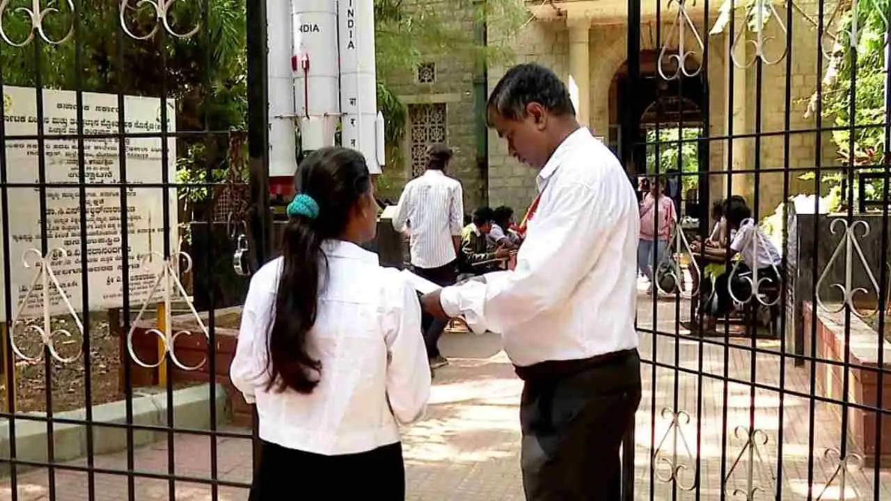 KCET ಪರೀಕ್ಷೆ ನಿಯಮ ಉಲ್ಲಂಘನೆ: ವಿದ್ಯಾರ್ಥಿಗಳ ಅಸಡ್ಡೆ