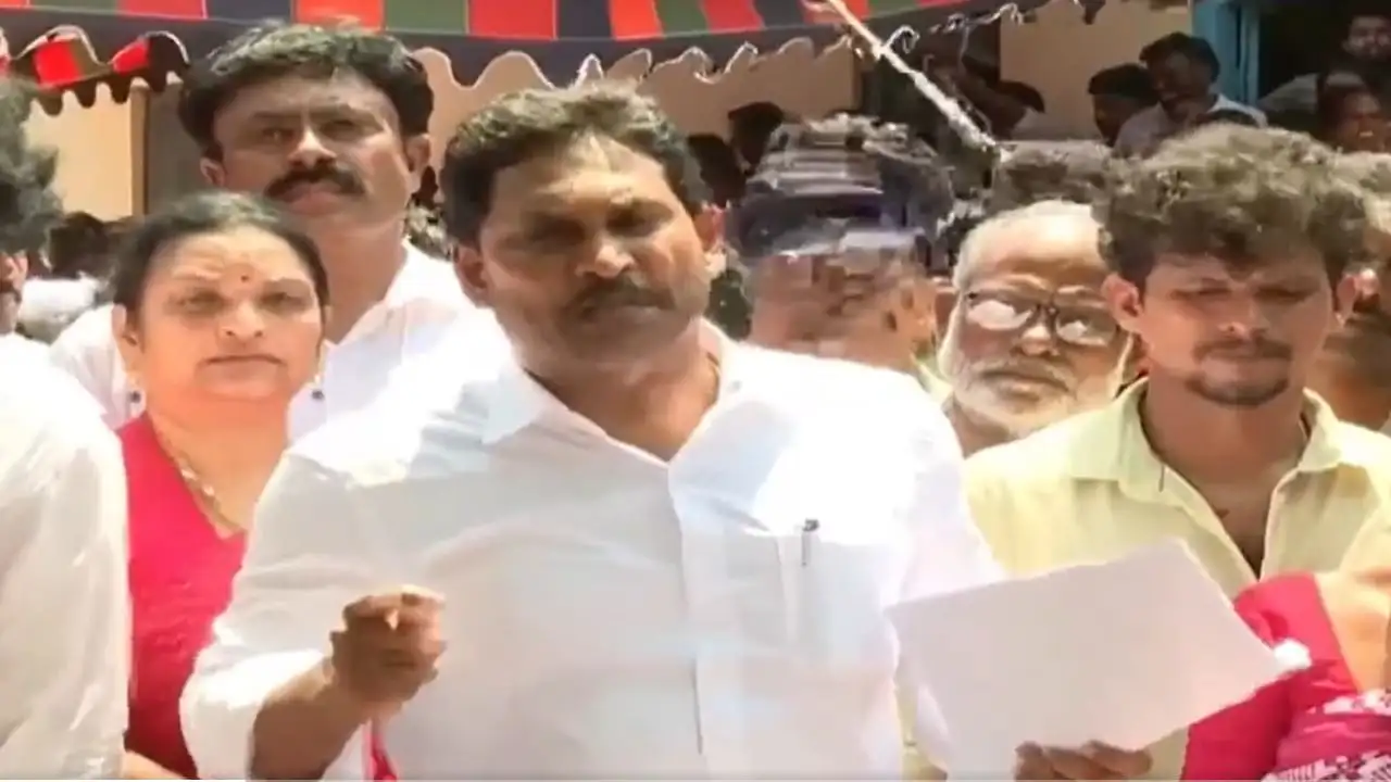 వైఎస్ జగన్ పోలీసు అధికారులకు హెచ్చరిక: శిక్ష తప్పదని