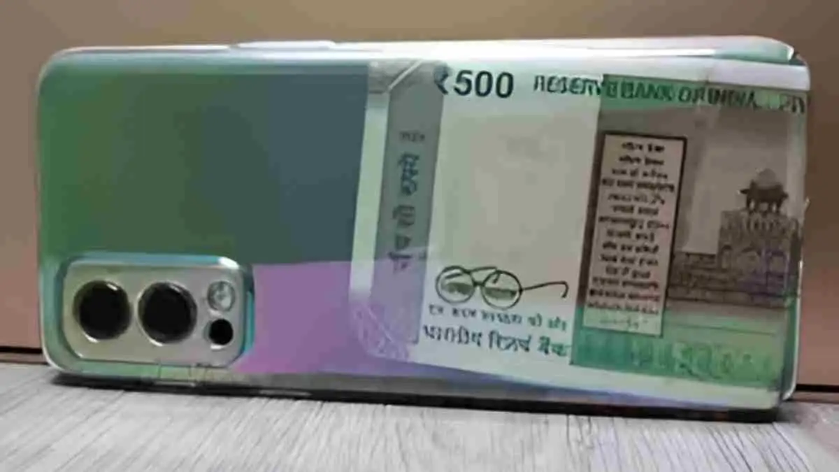 फ़ोन के कवर में नोट रखने से हो सकता है बड़ा नुकसान, सावधान रहें!