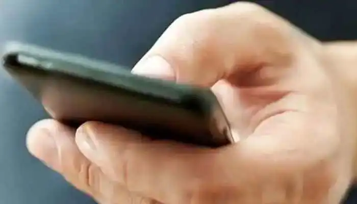 Smartphones surpass oil and diamonds as India's top export in FY25.