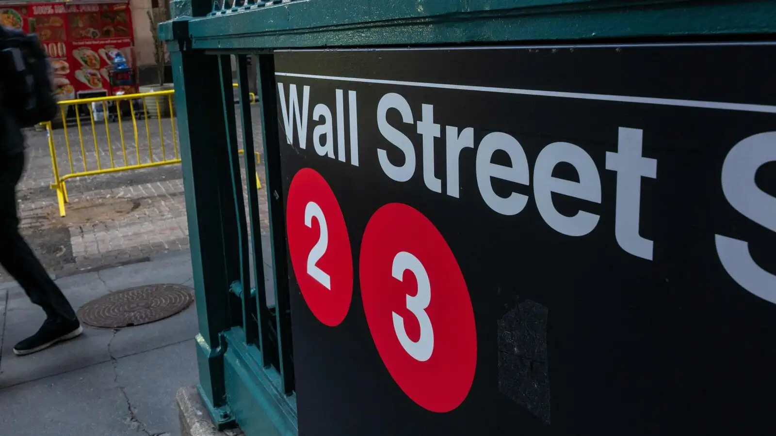 Moody's downgrades US credit rating, impacting global markets negatively.