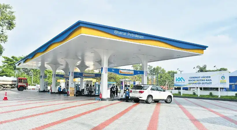 കൊച്ചി മെട്രോ ഫ്യൂവല്‍ സ്റ്റേഷന്‍ ഉദ്ഘാടനം ചെയ്യുന്നു