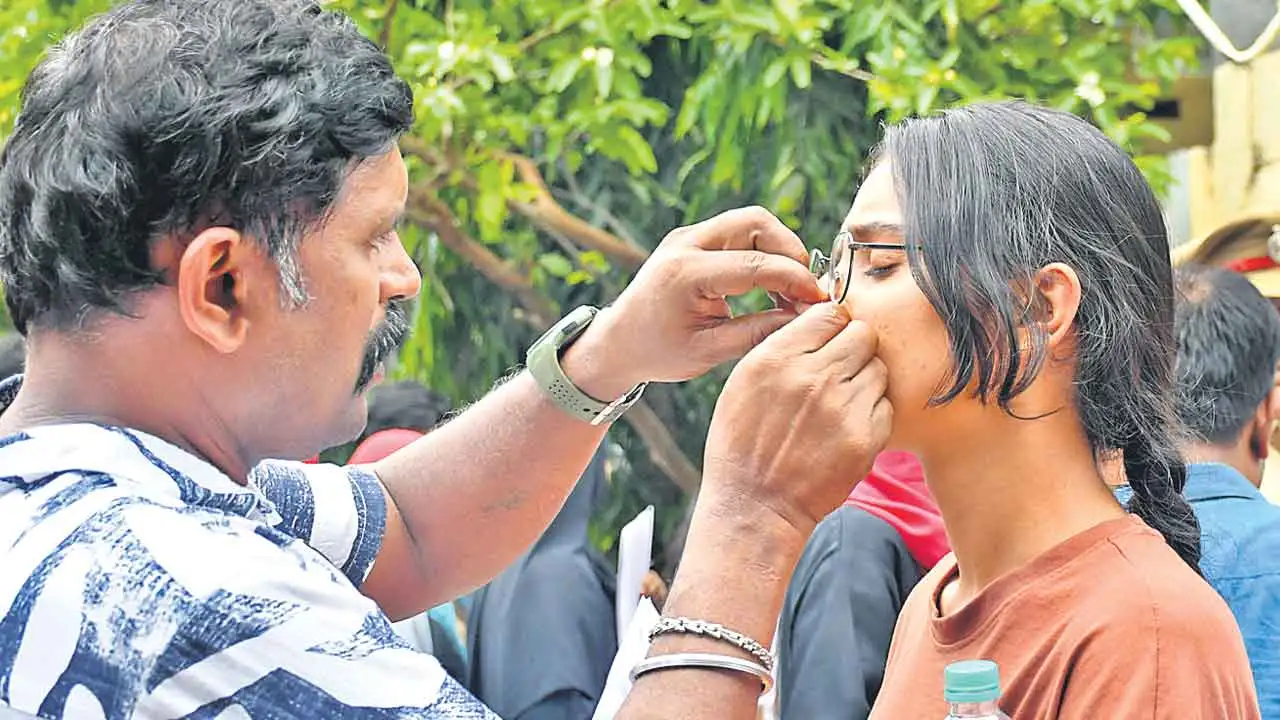 నీట్‌-యూజీ పరీక్ష కష్టతరంగా ఉందని విద్యార్థులు ఆవేదన
