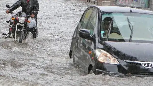 മഴക്കാലത്ത് യാത്ര ചെയ്യുമ്പോൾ വാഹന പരിശോധന അത്യാവശ്യം