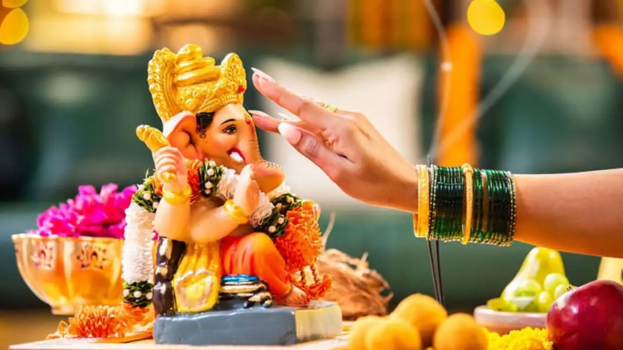 బుధవారం గణేశుని పూజించడం ద్వారా ఆర్థిక ఇబ్బందులు తీరతాయని నమ్ముతారు.