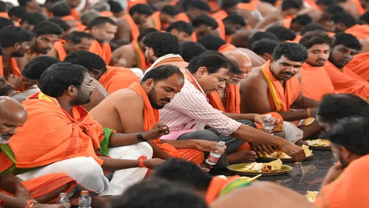 కేటీఆర్ హనుమాన్ భక్తులతో భిక్ష; బీజేపీ ట్రోలింగ్‌తో రాజకీయ చర్చ