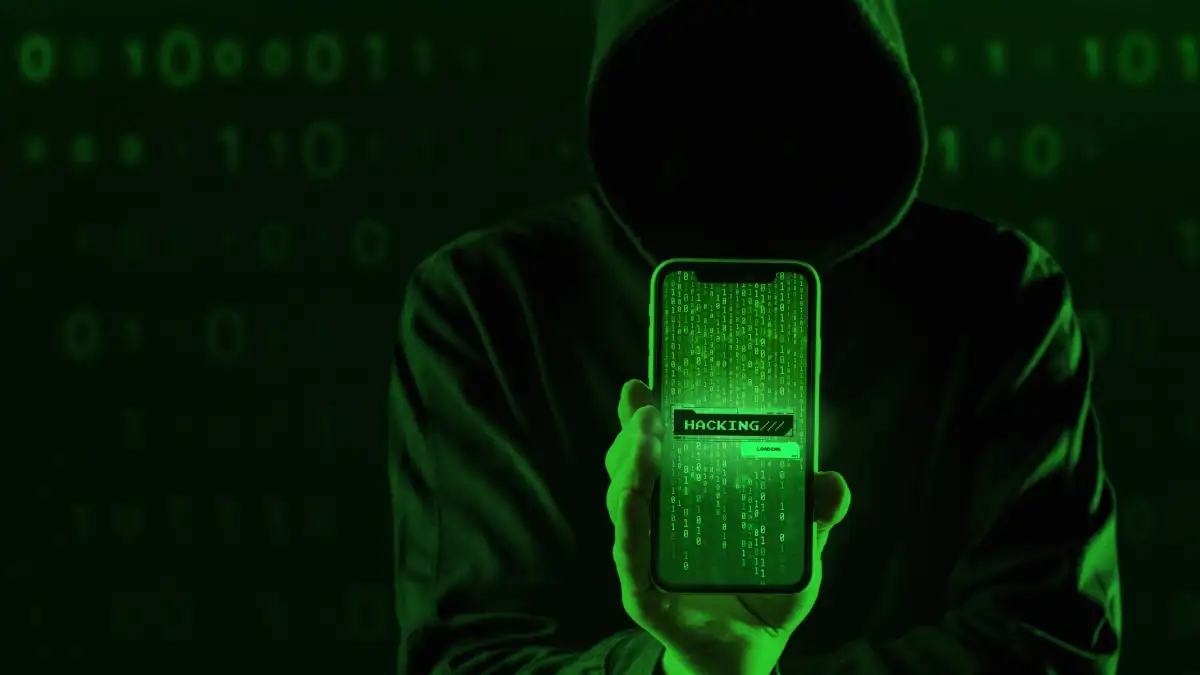 Cybersecurity expert stresses mindfulness for mobile phone safety in India.