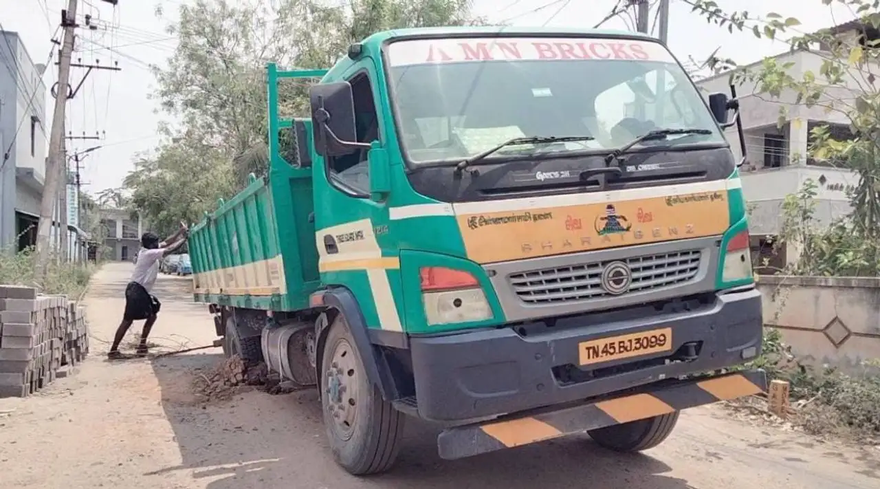 திருச்சி மாநகராட்சி சாலைகள்: பள்ளங்கள், வாகன ஓட்டிகள் அவதி