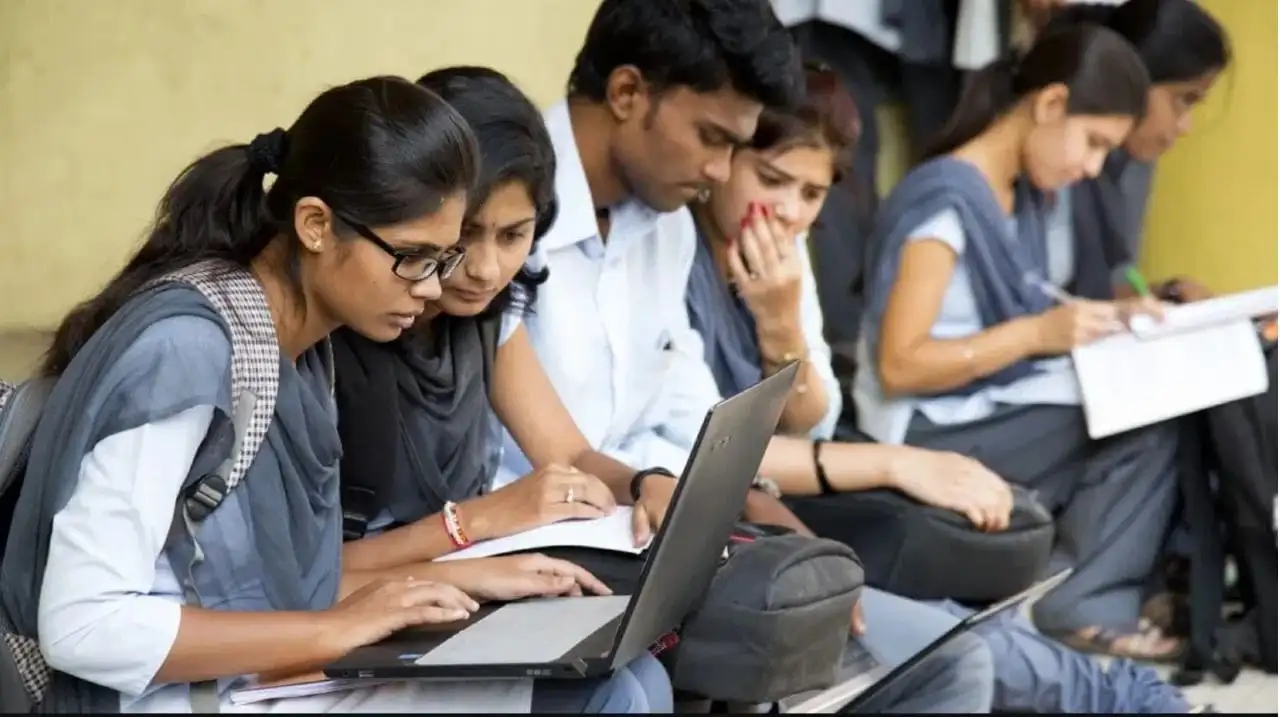 महाराष्ट्र HSC परीक्षा: हॉल तिकिटांवर विषयांचा गोंधळ, पालकांचा संताप
