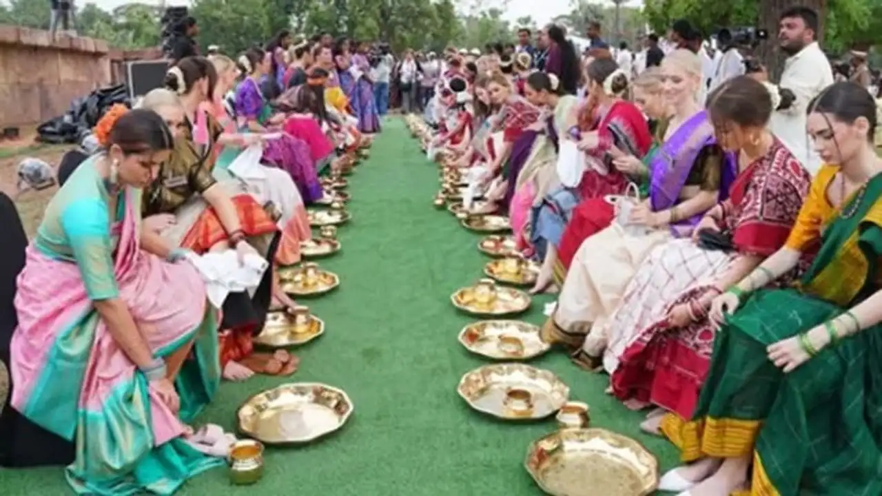 உலக அழகிகள் கோவில் வருகை; கால் கழுவும் சடங்கு சர்ச்சை