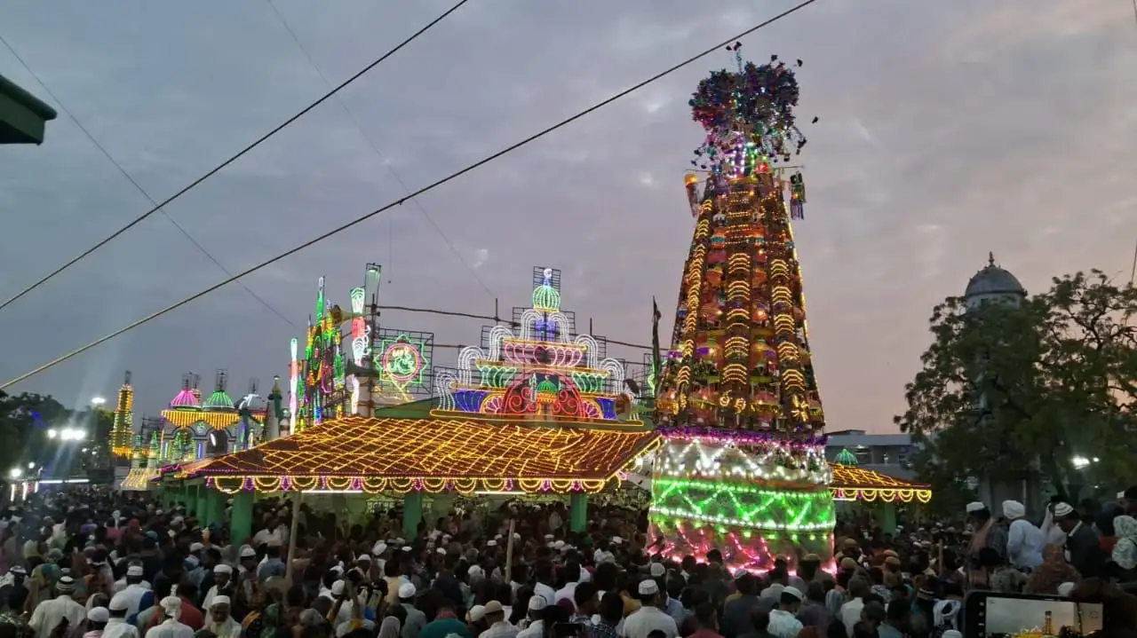 கீழக்கரை ஏர்வாடியில் மத நல்லிணக்க சந்தனக்கூடு விழா கோலாகலம்