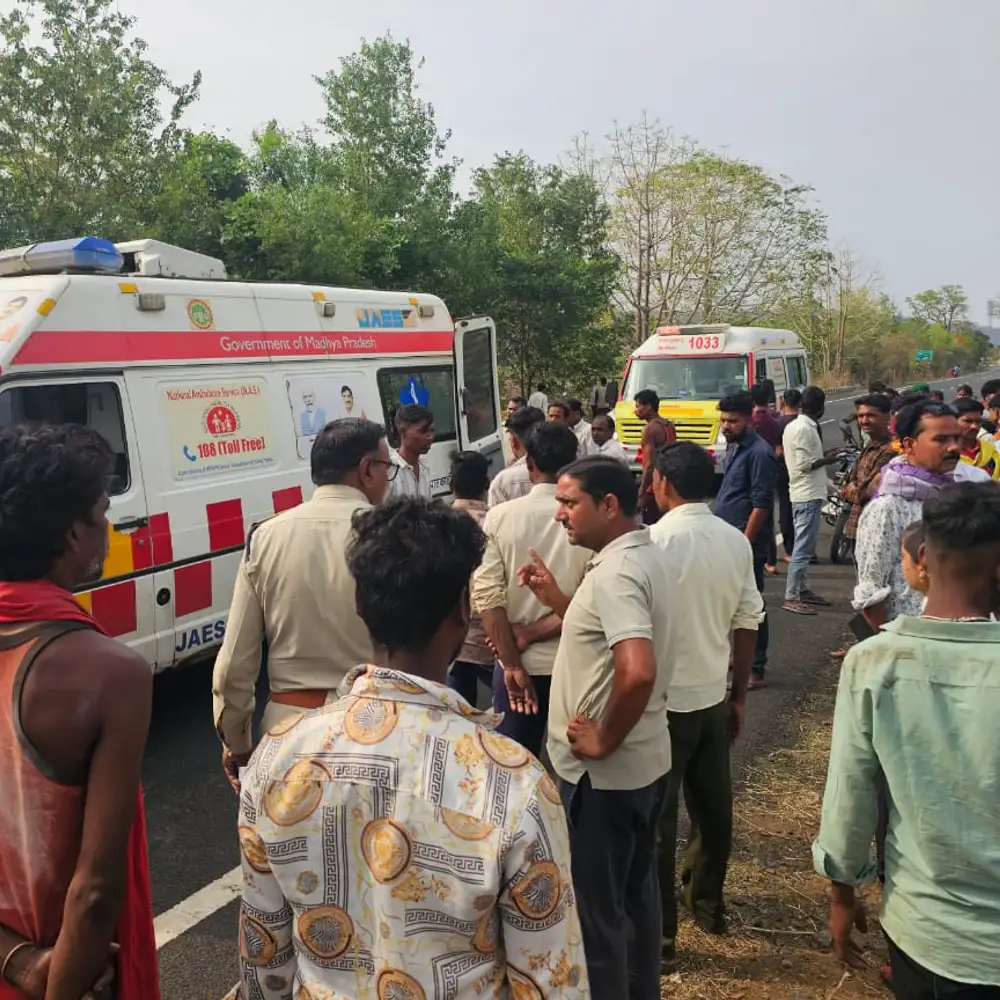 छिंदवाड़ा में बारातियों से भरी बस पलटी, पिता-पुत्र की मौत, 29 घायल
