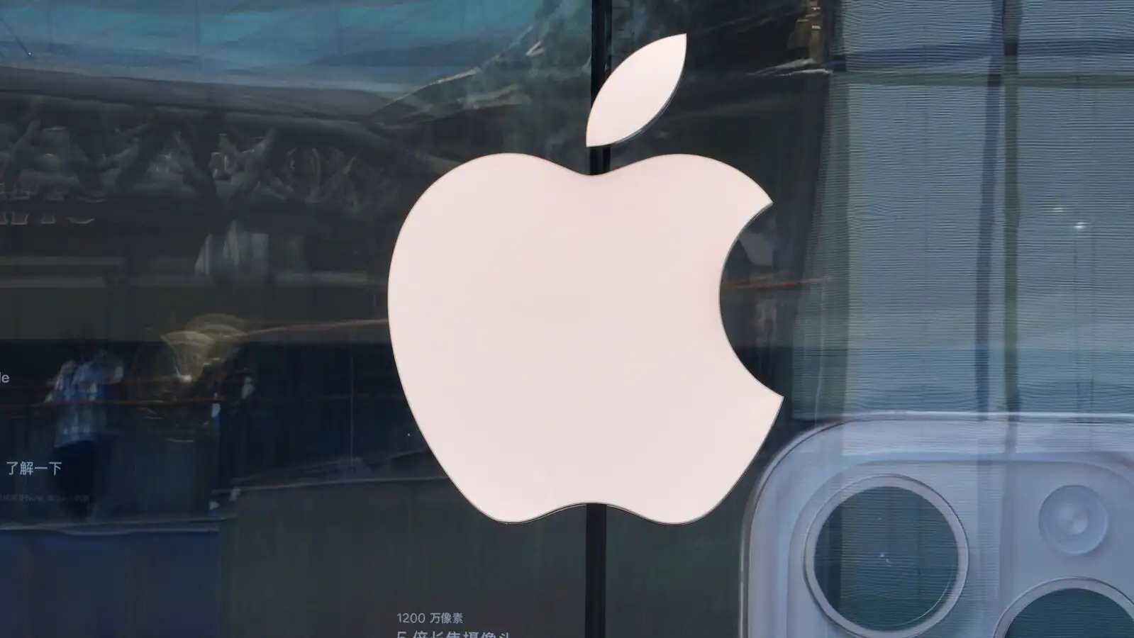 Apple accelerates smart glasses launch, cancels camera-equipped watch.
