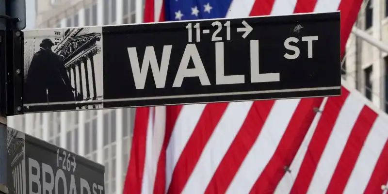 US stocks plummet after Trump's tariff threats on EU and Apple