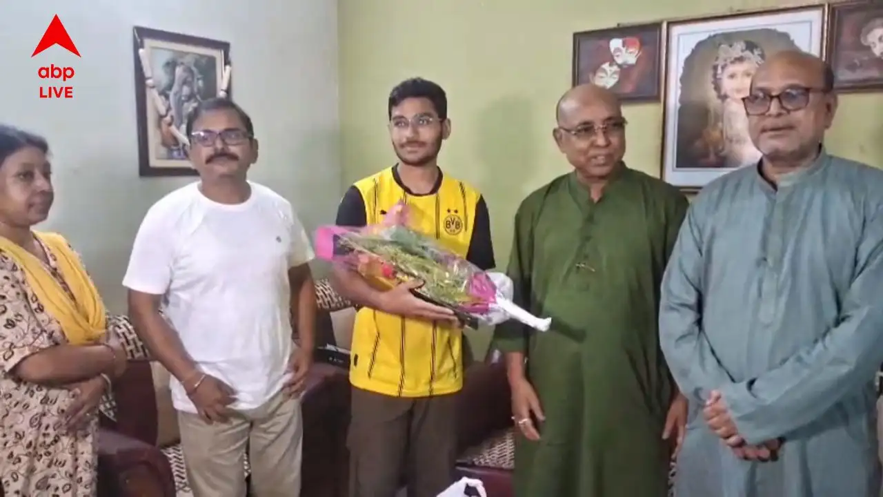 মধ্যমগ্রামের অনীশের আইএসসি পরীক্ষায় অসাধারণ সাফল্য, ইতিহাসে গবেষণার ইচ্ছা