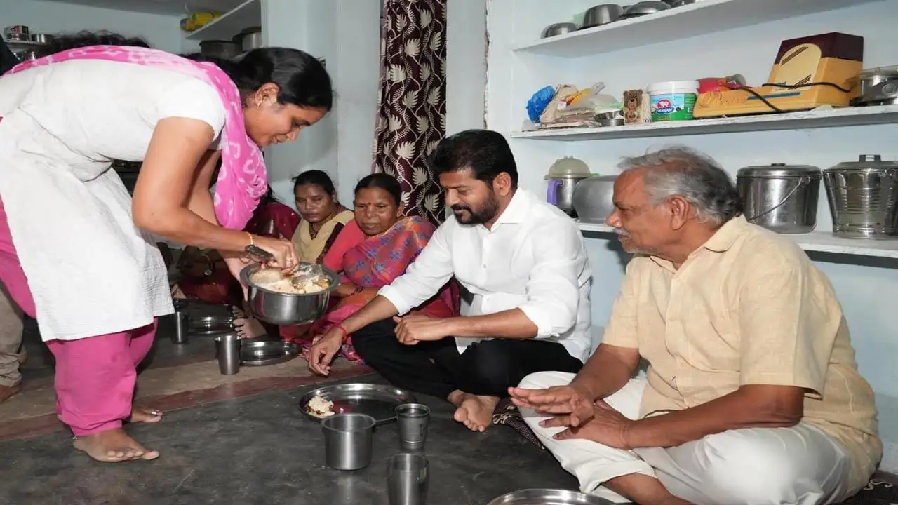 తెలంగాణ సీఎం రేవంత్ రెడ్డి సన్నబియ్యం లబ్ధిదారులతో భోజనం