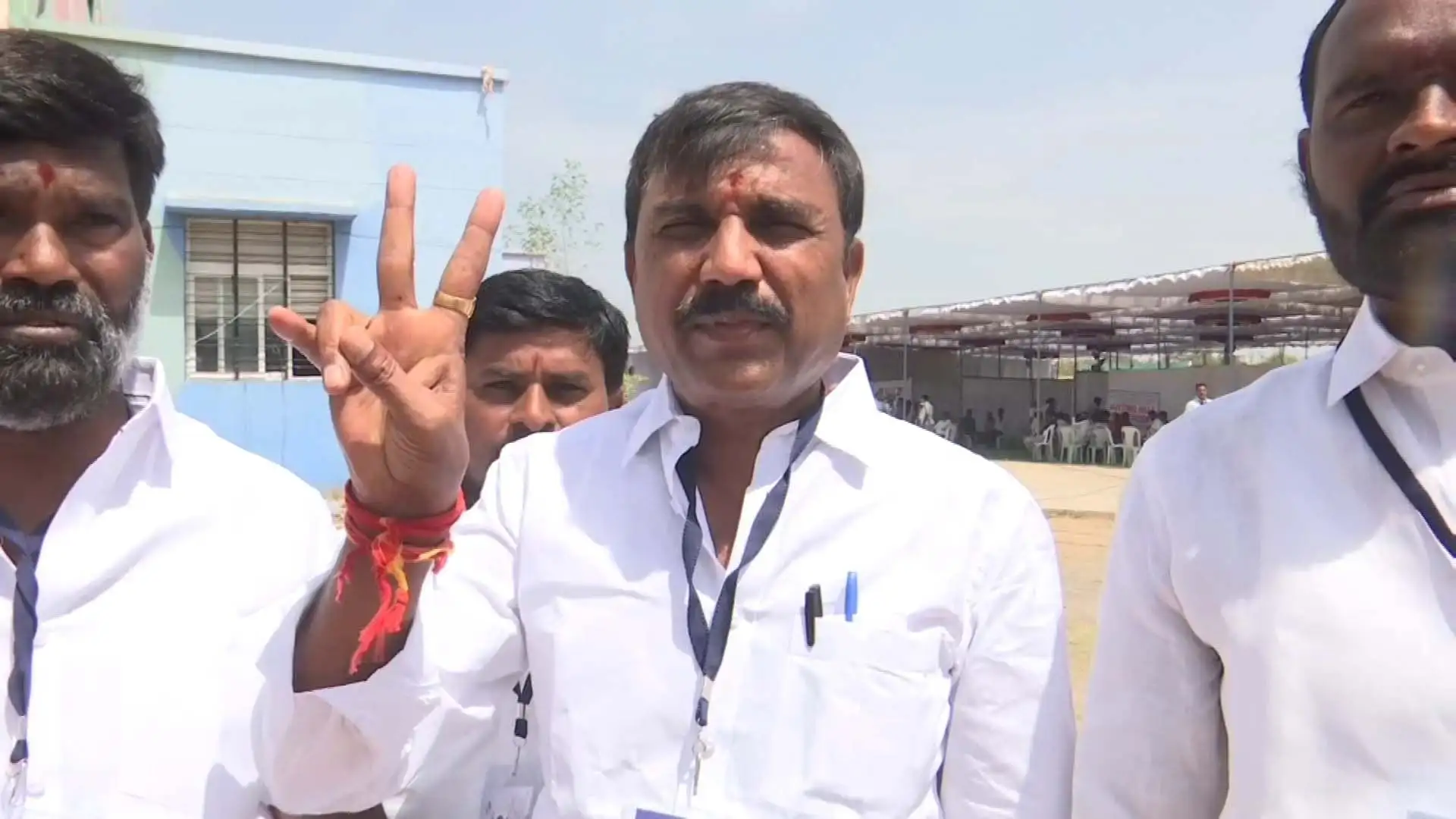 కరీంనగర్ గ్రాడ్యుయేట్ ఎమ్మెల్సీ ఎన్నికలలో బీజేపీ అభ్యర్థి విజయం సాధించారు.