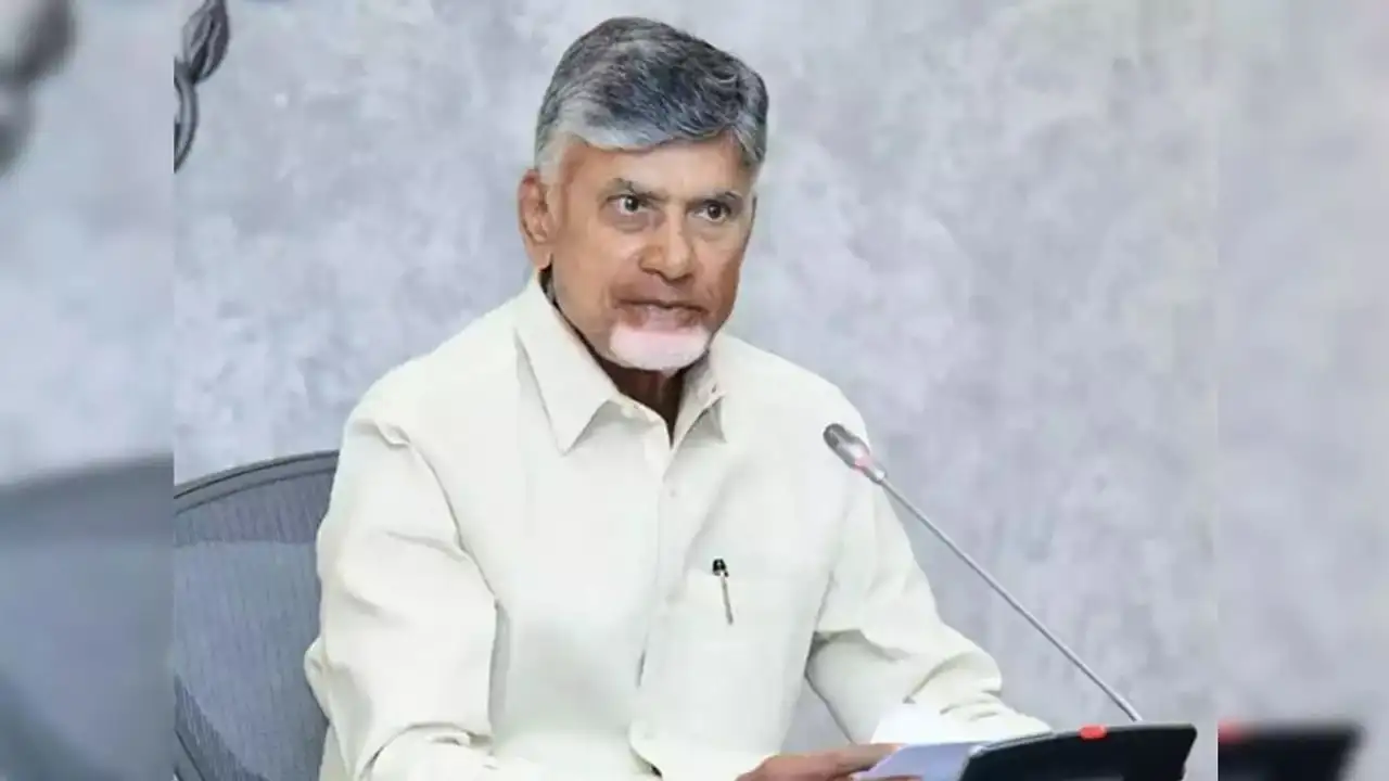 సింహాచలం ఆలయంలో గోడ కూలిపోవడంతో భక్తులు మృతి చెందారు.