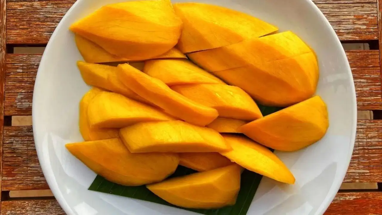 বেগুনি রঙের মিয়াজাকি আম: প্রতি কেজি ১ লক্ষ টাকা দাম