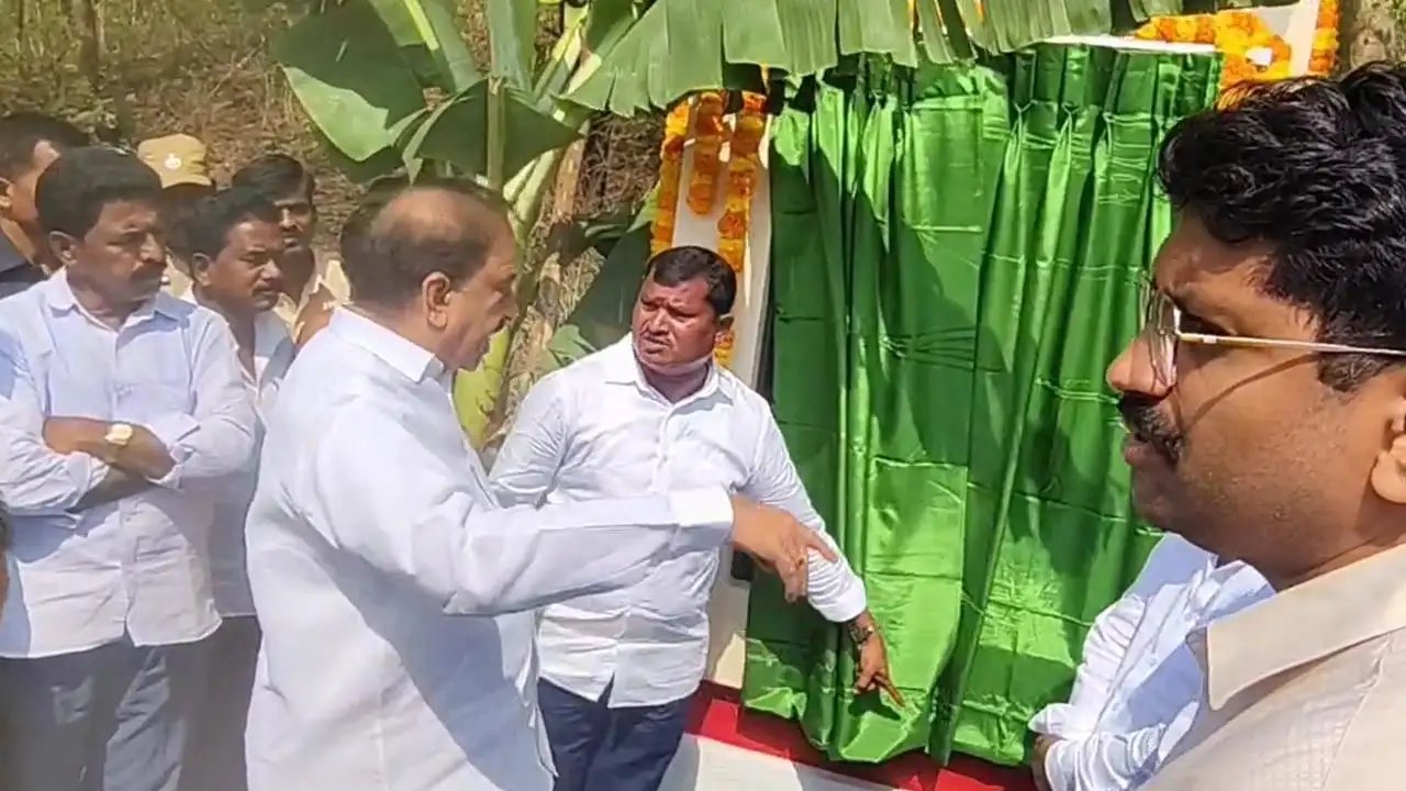 అధికార పార్టీలో ప్రోటోకాల్ వివాదం; మంత్రి ముందు ఎమ్మెల్యే అలిగారు