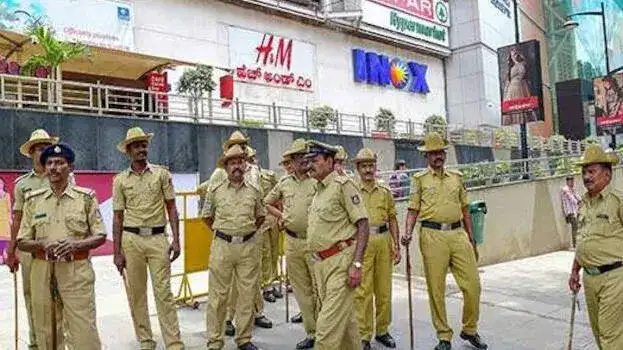 ഭാര്യയുടെ മുഖത്ത് ആസിഡ് ഒഴിച്ച് ഭർത്താവ്; ഫോൺ ശബ്ദം കുറയ്ക്കാൻ പറഞ്ഞതിനെ തുടർന്ന്