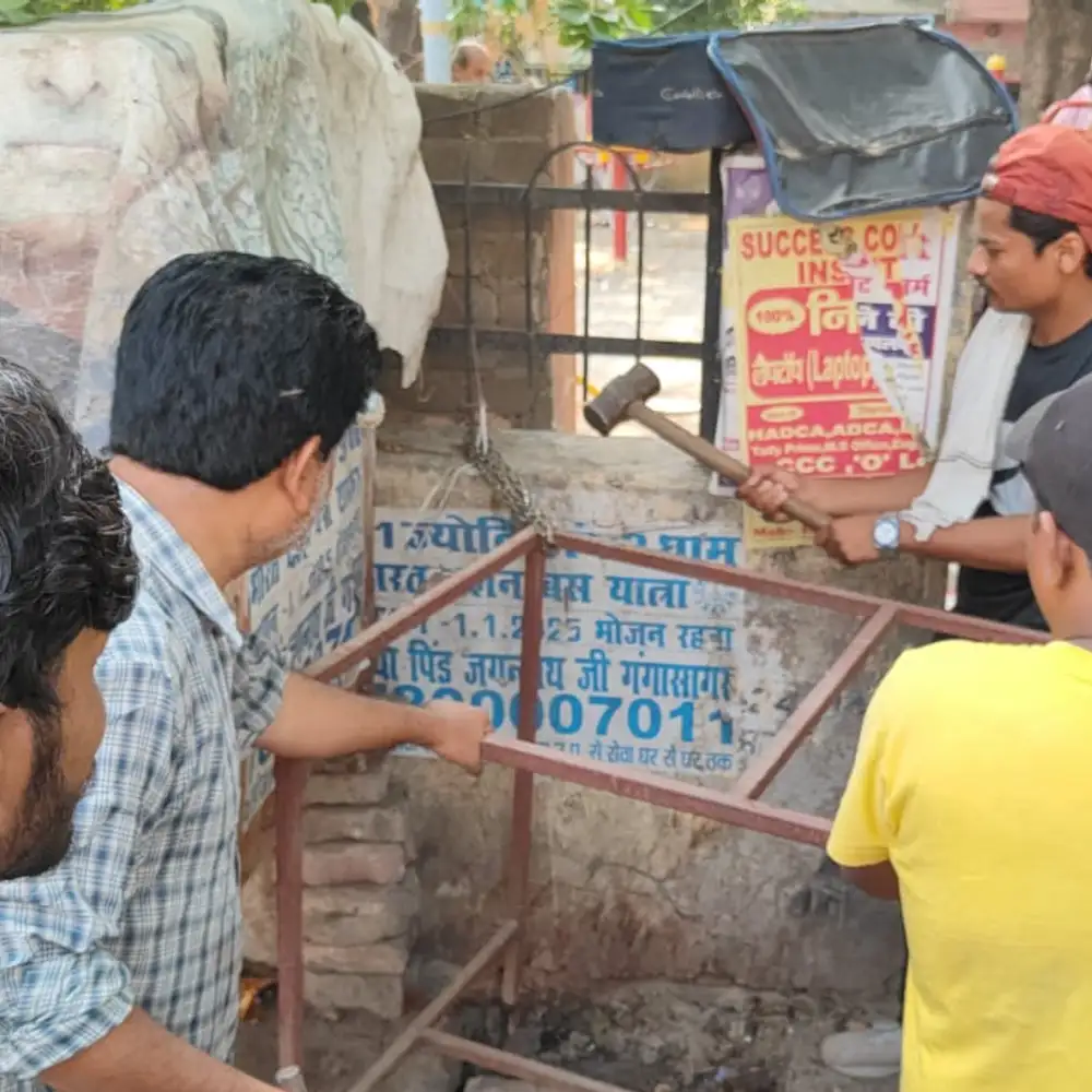 लखनऊ नगर निगम ने अवैध दुकानों पर की कार्रवाई, सामान जब्त किया गया।