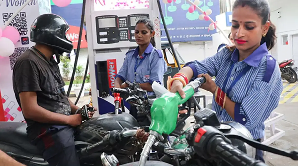 மத்திய அரசு பெட்ரோல், டீசல் மீதான கலால் வரியை உயர்த்தியது: விலை உயர்வு அதிர்ச்சி