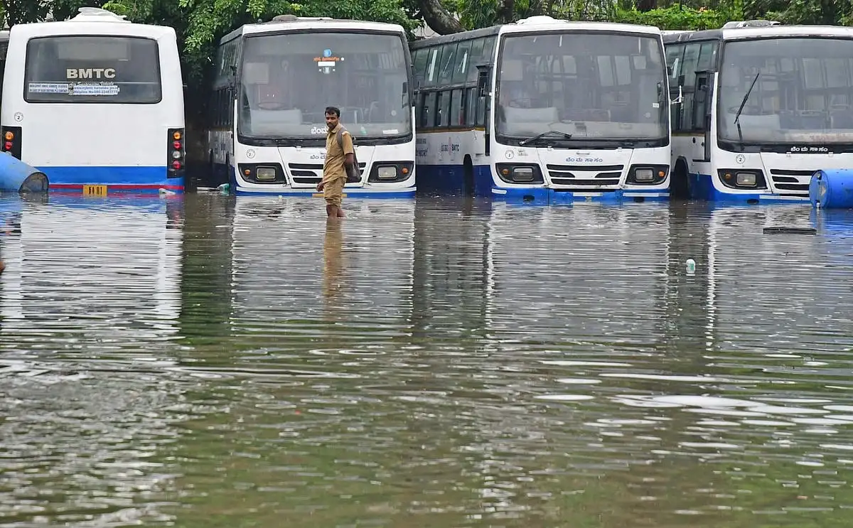 Kerala monsoon causes death, damage, and red alerts in five districts.